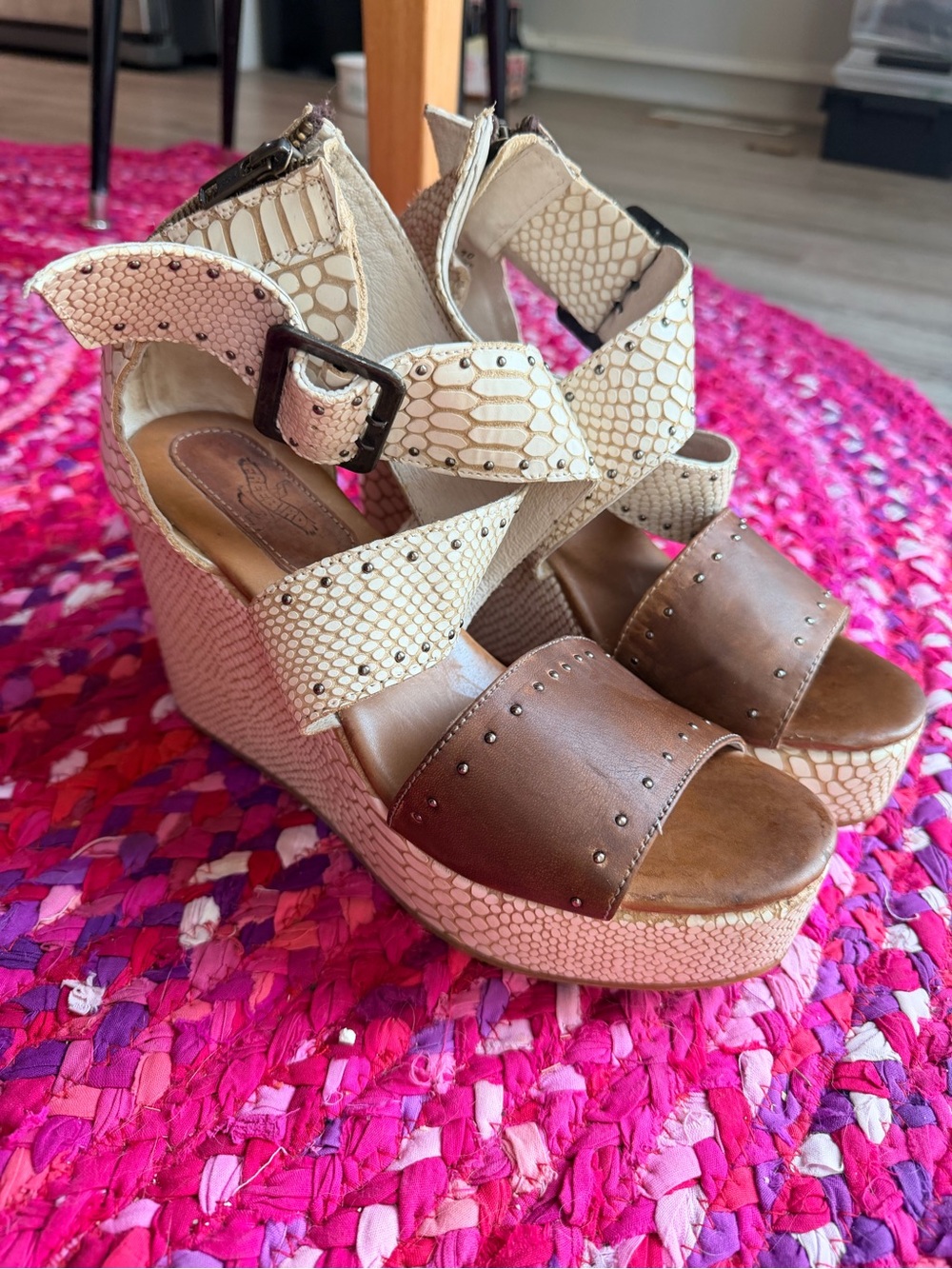 Freebird by Steven Cream Snake-Print and Brown Wedge Sandals Excellent pre-owned